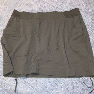 Woman’s gray Columbia Omni-shield advanced repellency skort size XL